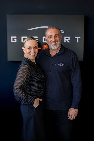 Jeane Goedert e Alexandre Silva, fundadores da Goedert Automóveis, na loja